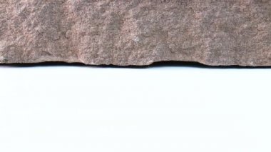 Beyaz arka planda kumtaşı, doğal taş raflar ve taş duvar arka planı. Ürün gösterisi için. Doğal soyut arkaplan.