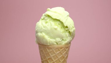 Pembe arka planda waffle külahlı limonlu dondurma, Front view Food konsepti..