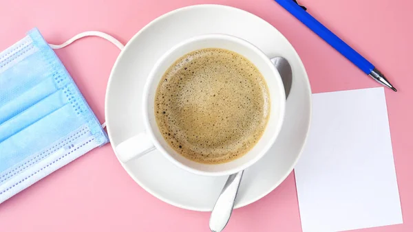 Kopi Cangkir Putih Pensil Biru Ditempatkan Notepad Dan Masker Pada — Stok Foto