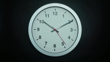 Gri duvar saati saat 11 yönünde, siyah zemin üzerinde, zaman aşımı 60 dakika hızlı, zaman kavramı.