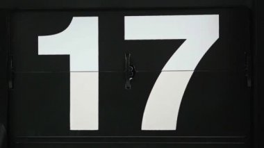 Bir takvime göre saat 17 'den 18' e yavaş dönüyor. Zaman kavramı..