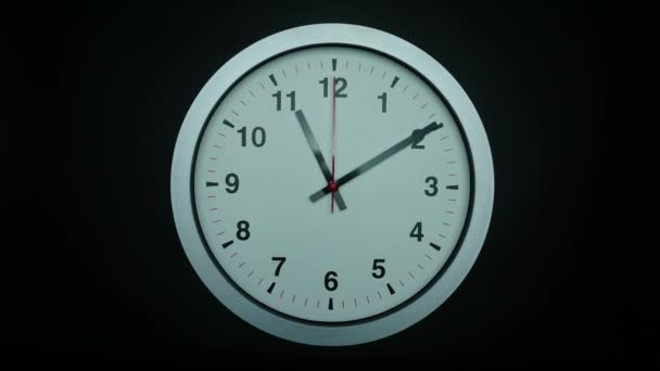 Reloj Pared Gris Punto Sobre Fondo Negro Lapso Tiempo Minutos — Vídeo de stock