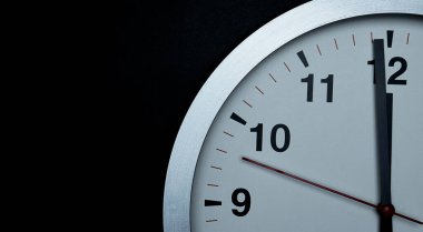 Beyaz duvar saat zamanı sabah 11: 59 veya akşam, siyah arkaplan üzerinde, kavram Gece yarısına 100 saniye var, metin, zaman kavramı için boşluk kopyala.