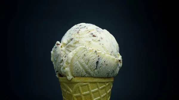 Eisgeschmack Chocolate Chip Kugel Waffelkegel Auf Schwarzem Hintergrund Frontansicht Food lizenzfreie Stockfotos