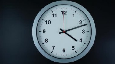 Kameranın açısını sağdan sola kaydır, gri duvar saati saat 4 yönünde siyah arkaplanda, zaman aşımı 60 dakika hızlı, zaman kavramı hızlı.