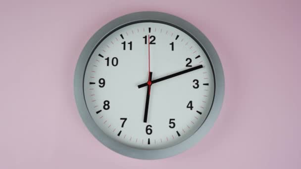 グレーの壁の時計はピンクの背景に時間6時を示しています 時間の経過60分が速く移動し 時間の概念 — ストック動画