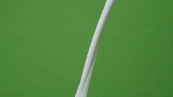 Ρίχνει Φρέσκο Γάλα Πράσινο Φόντο Closeup Top View Έννοια Της — Αρχείο Βίντεο