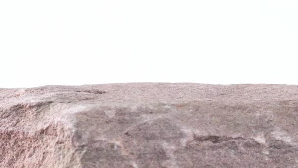 白の背景に砂岩 天然石の棚や石の壁の背景 製品表示用 自然抽象的な背景 — ストック動画