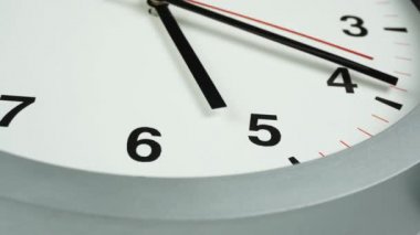 Yakın plan Gri duvar saati saat 5 yönünde, zaman aşımı hızlı, zaman kavramı.