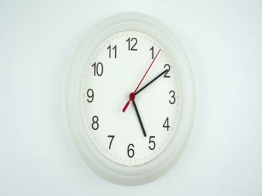  Beyaz duvar saati beyaz arkaplanda izole edildi, saat 05.10 ya da 17.00, saat dakikası yavaş ilerliyor, zaman kavramı.
