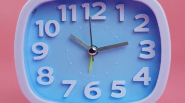 Mavi Alarm Saati Gösterme Saati Saat 10.00 ya da 17.00, pembe arkaplanda, Zaman aşımı dakikaları hızlı, Zaman kavramı.