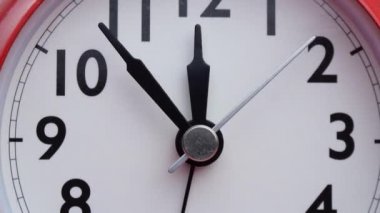 Kırmızı Alarm saatini kapat. Saat 12 yönünde. Zaman azalıyor..