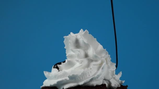 Σάλτσα Σοκολάτας Κρέμα Γάλακτος Μπλε Φόντο Food Concept Front View — Αρχείο Βίντεο