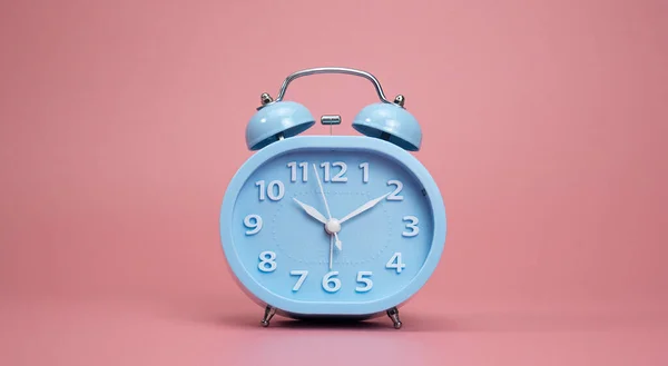 Relógio Alarme Azul Isolado Mostrar Tempo Fundo Rosa Copiar Espaço — Fotografia de Stock