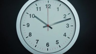 Yakınlaştır, yakınlaştır, gri duvar saati siyah arkaplanda saat 10 'u izole etti, zaman aşımı 60 dakika hızlı, zaman kavramı hızlı.