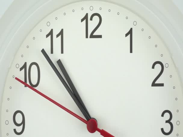 Primer Plano Reloj Pared Blanco Reloj Minuto Caminar Lentamente Concepto — Vídeo de stock