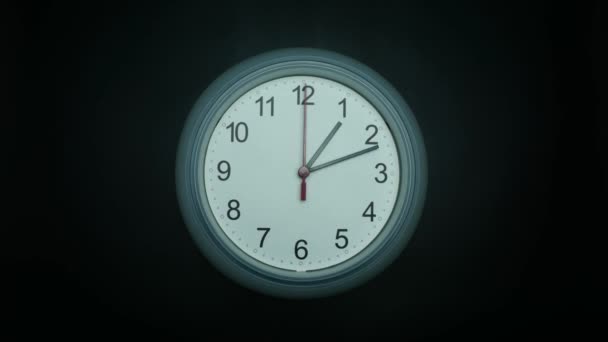 Λευκό Ρολόι Τοίχου Ώρα Μαύρο Φόντο Time Lapse Λεπτά Κινείται — Αρχείο Βίντεο