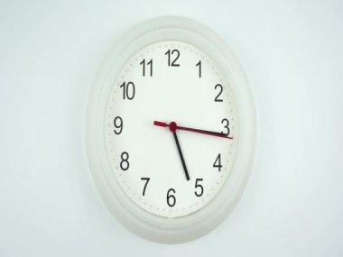 Beyaz saat 05.15 'te ya da akşam üzeri beyaz arkaplanda izole edildi. İkinci el yavaş hareket eder, zaman kavramı..