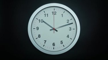 Saat 10 yönünde gri duvar saati, 60 dakika hızla ilerliyor..
