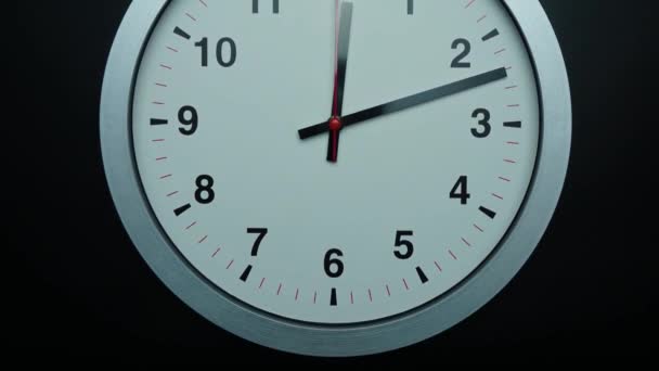 Douze Heures Horloge Murale Grise Sur Fond Noir Laps Temps — Video