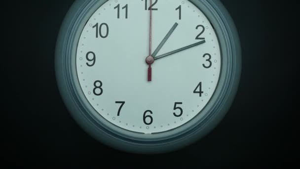 Nahaufnahme Winkelkamera Von Unten Nach Oben Weiße Wanduhr Isoliert Uhr — Stockvideo