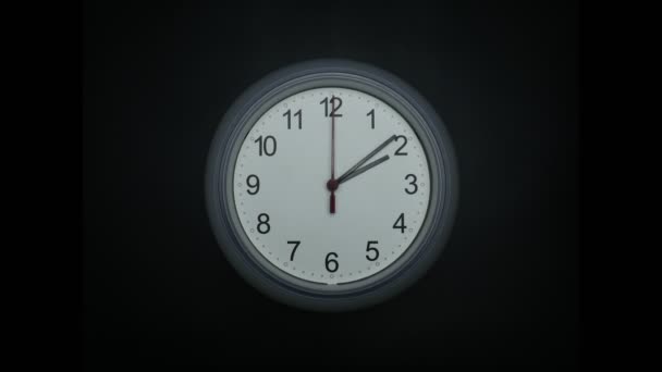 墙上的时钟2点在黑色背景上 时间飞逝60分钟快速移动 时间概念 — 图库视频影像