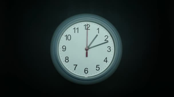 Horloge murale 1 heure sur fond noir, Time lapse 60 minutes se déplaçant rapidement, concept de temps.