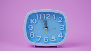 Alarm saati saat 11: 55. Pembe arka planda izole..