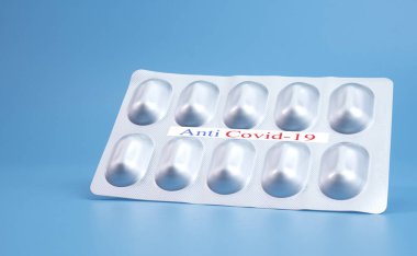 İlaç paneli Anti Covid-19 mavi arkaplan üzerinde izole edildi, Ön görünüm boş kopya alanı için tasarlandı
