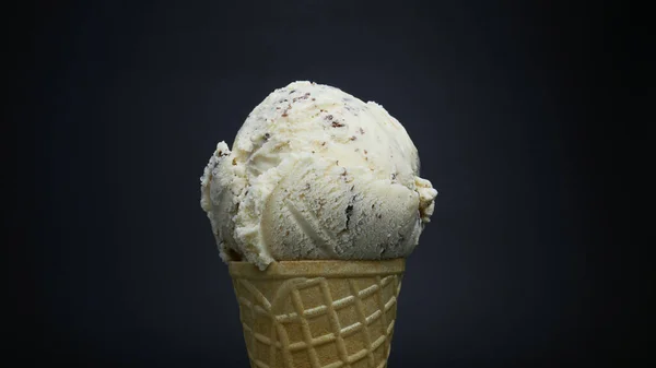 Gelato Gusto Cioccolato Chip Scoop Cono Cialda Sfondo Nero Vista — Foto Stock