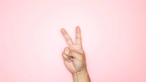 Männliches Handsymbol Das Finger Isoliert Auf Rosa Hintergrund Hält Leerzeichen Stockfoto