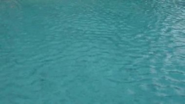 Yüzme havuzu su yüzeyinde hafif yansıma.