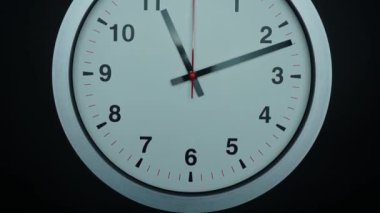 Saat 11: 00 'de saat 11: 00' de arka planda duvar saati, 60 dakika hızla ilerliyor..