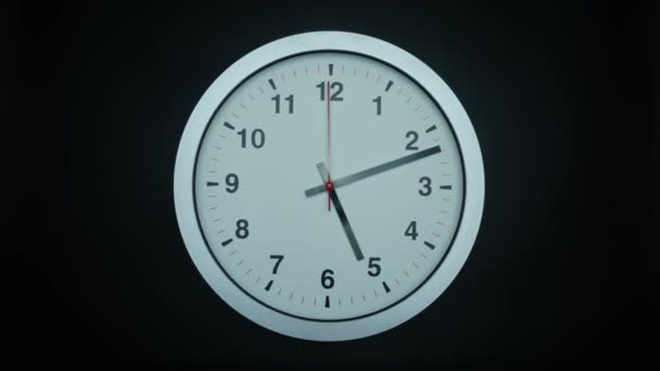 灰色の壁の時計黒の背景に5時 時間経過60分 高速移動時間の概念 — ストック動画