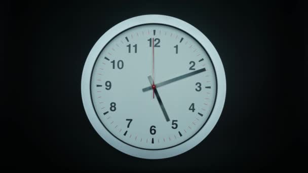Horloge murale grise 5 heures sur fond noir, Time lapse 60 minutes se déplaçant rapidement, concept de temps.