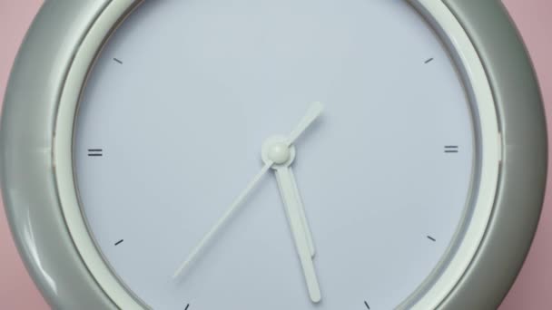 Horloge design minimaliste showtime 05.15 am or pm, sur fond rose, Time lapse moving fast, Concept de temps.