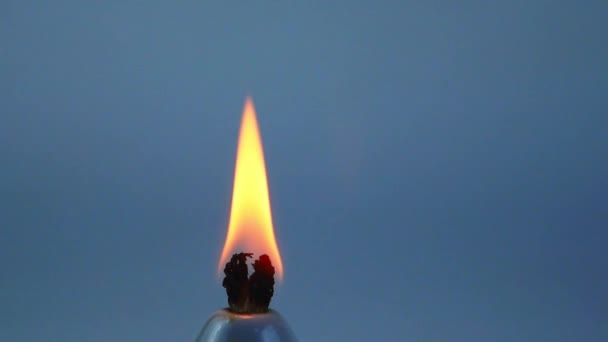Зажги Свечу Синем Фоне — стоковое видео