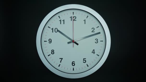  Horloge murale grise montre l'heure 10 heures, Time lapse se déplaçant rapidement, concept de temps.