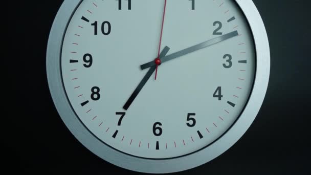 时钟表演时间7点在黑色背景 时间流逝60分钟 — 图库视频影像