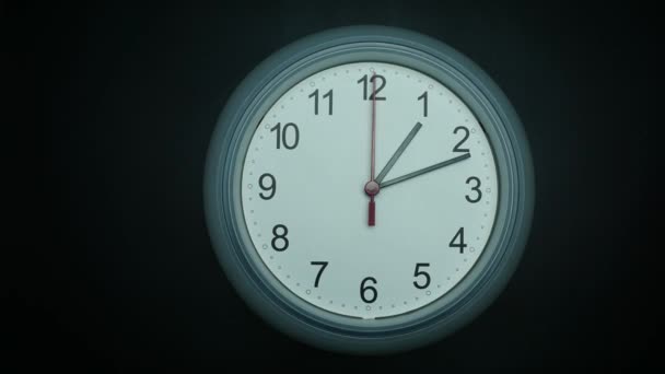 Horloge murale grise isolée 1 heure sur fond noir, Time lapse 60 minutes se déplaçant rapidement, concept de temps .