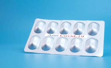 İlaç paneli Anti Covid-19 mavi arkaplan üzerinde izole edildi, Ön görünüm boş kopya alanı için tasarlandı