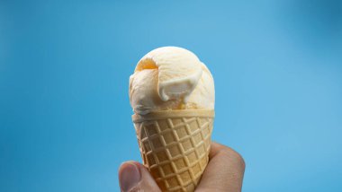 Adamın eli Vanilyalı dondurma külahı aromalı, Front view yiyecek konsepti