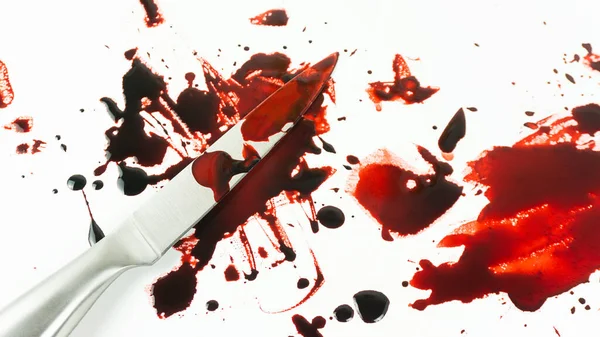 Rotes Blut Auf Messertropfen Auf Weißem Hintergrund Draufsicht Blanko Für — Stockfoto