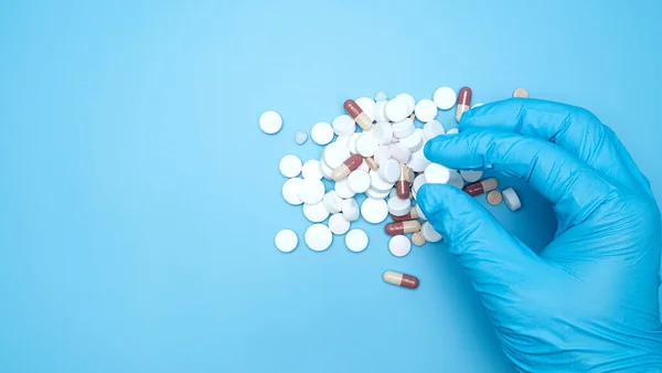 Blaue Medizinische Handschuhe Mit Weißen Pillen Auf Blauem Hintergrund Draufsicht Stockbild