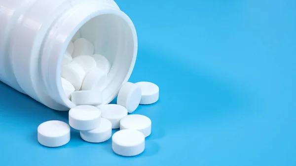 Antiretrovirale Medikamente Covid Bulk Weiße Pillen Aus Der Medikamentenflasche Auf Stockbild