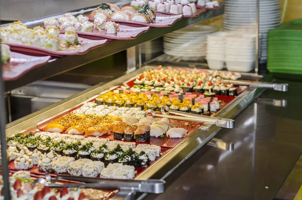 Japońskie Tradycyjne Jedzenie Japońskiego Sushi Sushi Philadelphia Maki Zrobione Świeżego — Zdjęcie stockowe