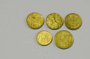 Gri arkaplandaki eski paraların yakın plan görüntüsü