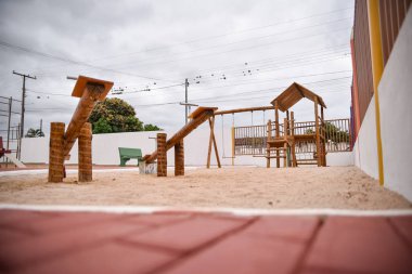Okuldaki modern oyun parkının manzarası