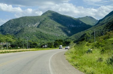Asfalt yolunun faytonlu manzarası