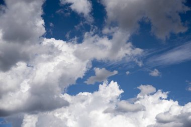 Mavi gökyüzünün yağmurlu manzarası 